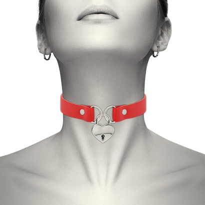 coquette-chic-desire-collar-cuero-vegano-rojo-accesorio-corazon-con-llave