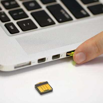 yubico-yubikey-5-nano-llave-de-seguridad-negra-y-240