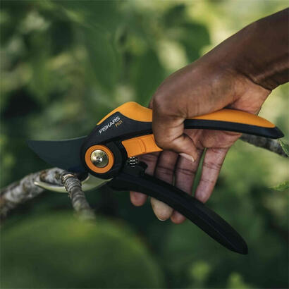 fiskars-tijeras-de-jardin-plus-p521-cuchillas-de-acero-inoxidable-longitud-201-cm-negronaranja-1057167