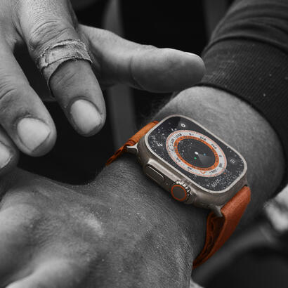 apple-watch-ultra-gps-cellular-49mm-caja-de-titanio-correa-loop-alpine-blanco-estrella-l