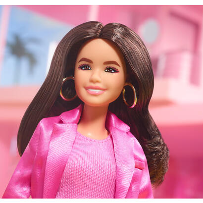 mattel-barbie-signature-the-movie-america-ferrera-como-la-muneca-gloria-de-la-pelicula-en-un-traje-pantalon-de-tres-piezas-en-ro