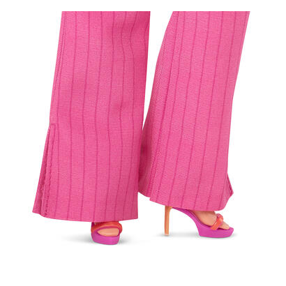 mattel-barbie-signature-the-movie-america-ferrera-como-la-muneca-gloria-de-la-pelicula-en-un-traje-pantalon-de-tres-piezas-en-ro