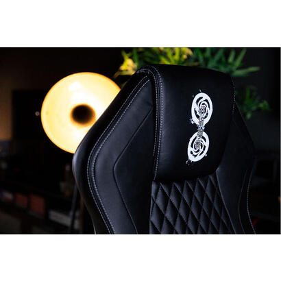 silla-gamer-konix-jujutsu-kaisen-gran-comodidad-y-ergonomia-clase-4-100-mm-color-blanco-y-negro