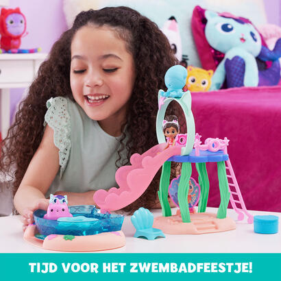 spin-master-dreamworks-gabby-s-dollhouse-cat-adventures-purrific-pool-party-playset-telon-de-fondo-con-figuras-de-gabby-y-merkit