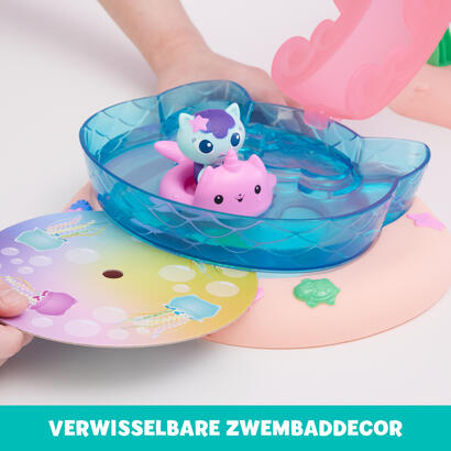 spin-master-dreamworks-gabby-s-dollhouse-cat-adventures-purrific-pool-party-playset-telon-de-fondo-con-figuras-de-gabby-y-merkit