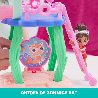 spin-master-dreamworks-gabby-s-dollhouse-cat-adventures-purrific-pool-party-playset-telon-de-fondo-con-figuras-de-gabby-y-merkit