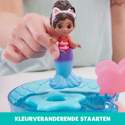 spin-master-dreamworks-gabby-s-dollhouse-cat-adventures-purrific-pool-party-playset-telon-de-fondo-con-figuras-de-gabby-y-merkit