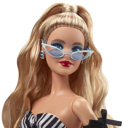 muneca-coleccionable-mattel-barbie-signature-del-65-aniversario-con-cabello-rubio-y-bata-blanca-y-negra-hrm58