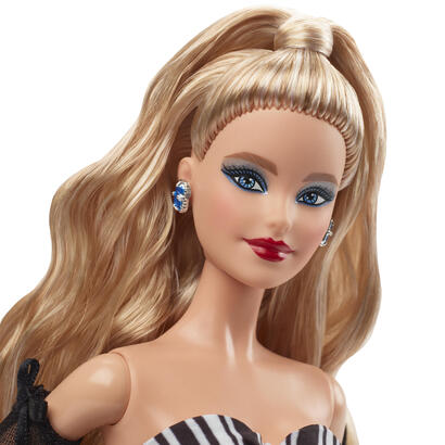 muneca-coleccionable-mattel-barbie-signature-del-65-aniversario-con-cabello-rubio-y-bata-blanca-y-negra-hrm58