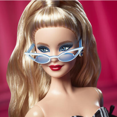 muneca-coleccionable-mattel-barbie-signature-del-65-aniversario-con-cabello-rubio-y-bata-blanca-y-negra-hrm58