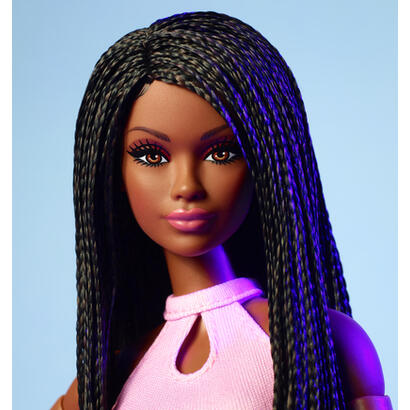 muneca-barbie-signature-de-mattel-luce-21-anos-con-cabello-negro-y-vestido-rosa-hrm13