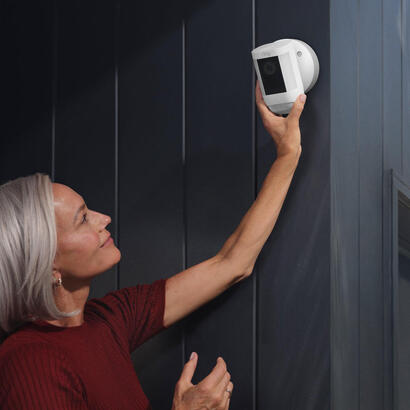 ring-spotlight-cam-pro-plug-in-camara-de-vigilancia-de-red-para-exteriores-resistente-a-las-inclemencias-del-tiempo-color-dia-y-