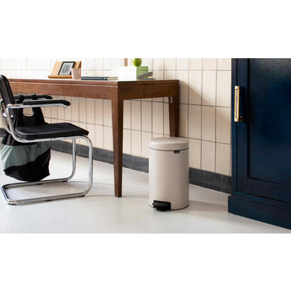 papelera-brabantia-pedal-bin-newicon-12-l-soft-beige