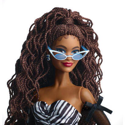 muneca-coleccionable-mattel-barbie-signature-del-65-aniversario-con-cabello-castano-y-bata-blanca-y-negra-hrm59