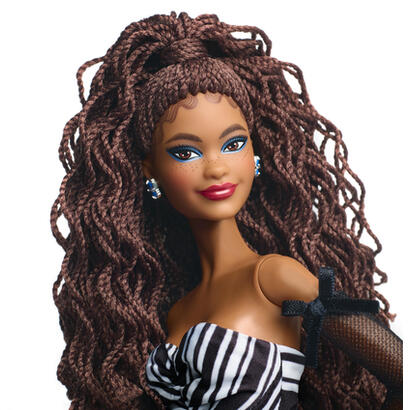 muneca-coleccionable-mattel-barbie-signature-del-65-aniversario-con-cabello-castano-y-bata-blanca-y-negra-hrm59