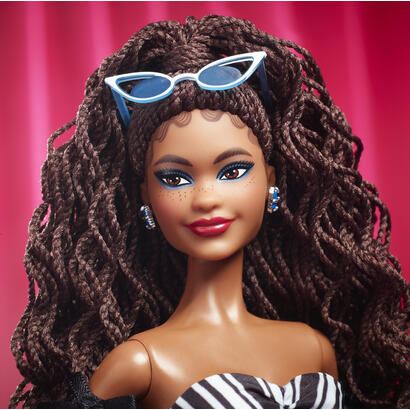 muneca-coleccionable-mattel-barbie-signature-del-65-aniversario-con-cabello-castano-y-bata-blanca-y-negra-hrm59