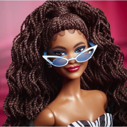 muneca-coleccionable-mattel-barbie-signature-del-65-aniversario-con-cabello-castano-y-bata-blanca-y-negra-hrm59