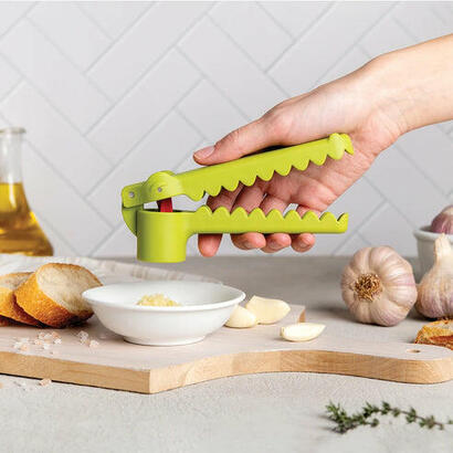 ototo-garligator-garlic-press