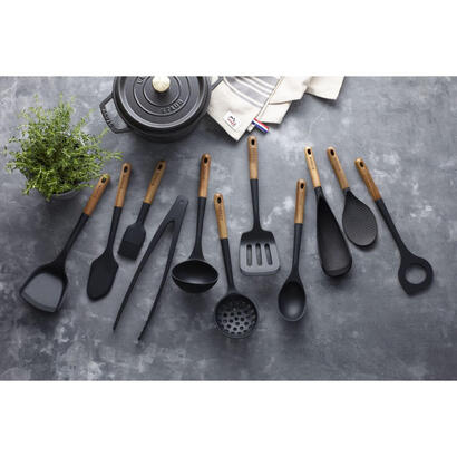 staub-silicone-soup-ladle-cucharon-negro