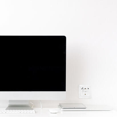 toma-de-pared-1-base-de-enchufe-schuko-y-1-usb-a-1-usb-c-pd-blanco-logilink