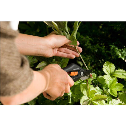 fiskars-singlestep-bypass-pruner-p26-negro-naranja-1000567