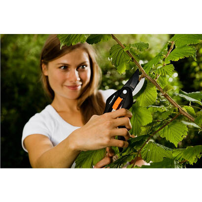 fiskars-singlestep-bypass-pruner-p26-negro-naranja-1000567