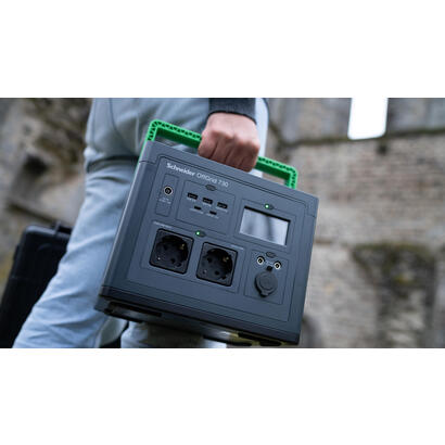 apc-schneider-offgrid-portable-power-station-730-738wh-lithium-ion-2-schuko-sinewave