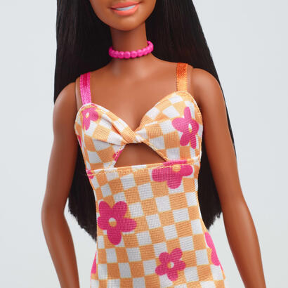 muneca-barbie-fashionista-con-vestido-a-cuadros-rosa-y-naranja-hyt91