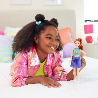 barbie-muneca-barbie-fashionista-con-top-de-punto-y-falda-plisada-hyt90