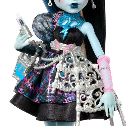 muneca-frankie-de-cumpleanos-aterradora-monster-high-de-mattel-jbg75