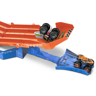 tor-samochodowy-monster-truck-wyscig-z-demolka