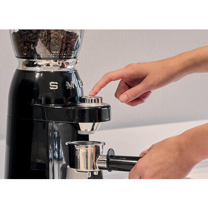 molinillo-de-cafe-smeg-50style-negro-cgf11bleu