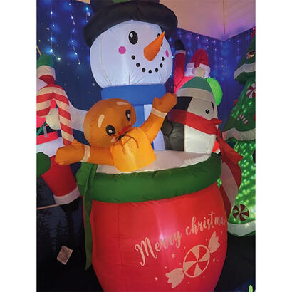 muneco-de-nieve-hinchable-en-taza-con-pinguino-y-galleta-de-jengibre