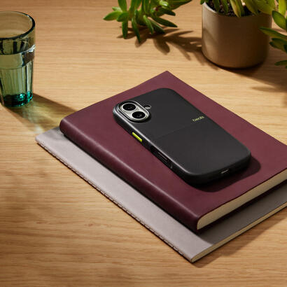 etui-beats-rugged-zgodne-z-magsafe-i-panelem-sterowanie-aparatem-do-iphonea-17-himalajska-czern