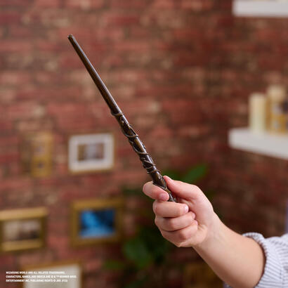 spin-master-wizarding-world-harry-potter-autentico-juego-de-rol-con-varita-de-hermione-granger-con-soporte-de-hogwarts-6071562