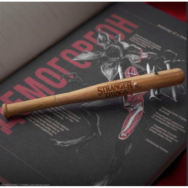boligrafo-con-pin-bate-con-clavos-stranger-things