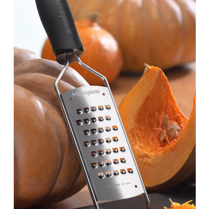 microplane-gourmet-grater-extra-coarse-black