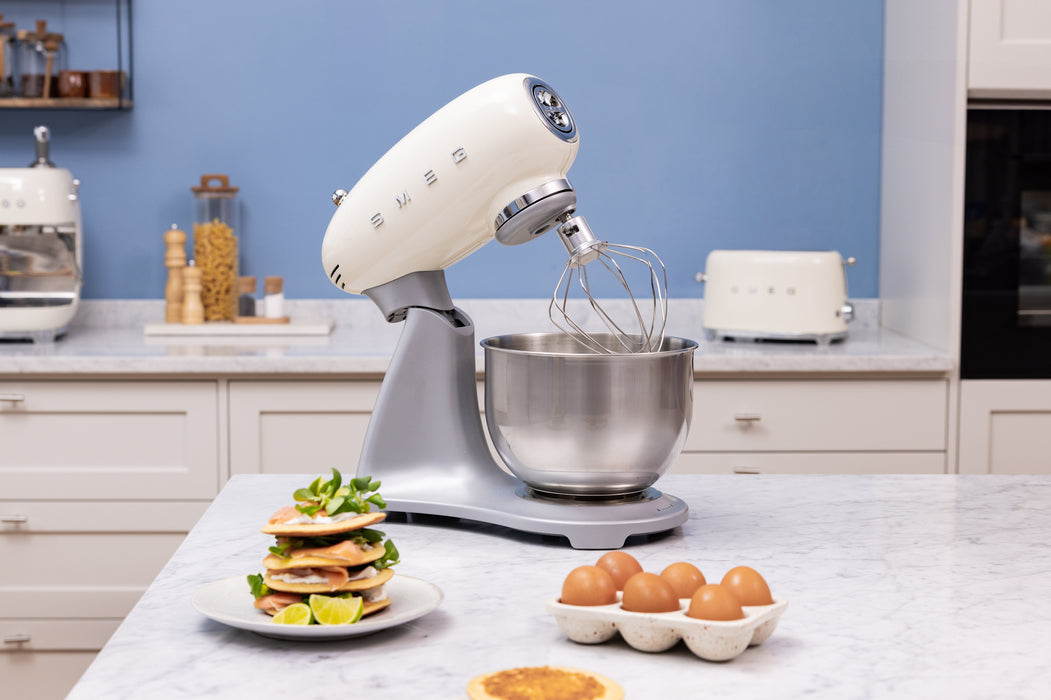 Máquina Multiusos Smeg Smf04creu, 4,8 L, 800 W, Color Crema.