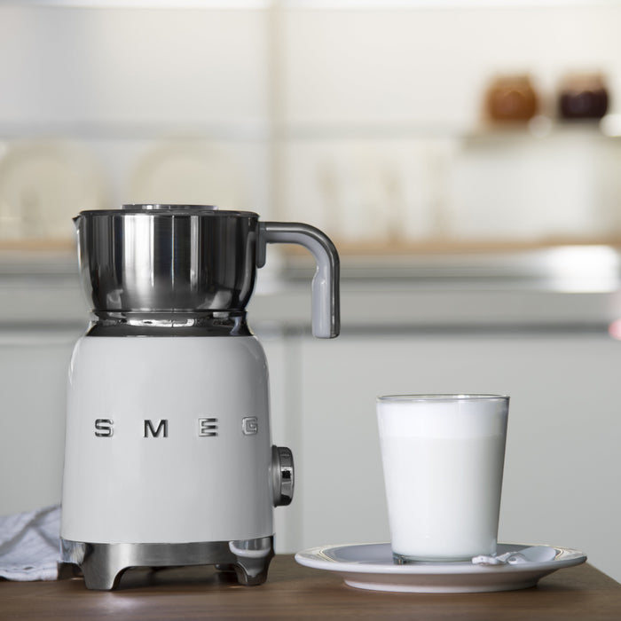 EAN 8017709316136 - Smeg MFF11WHEU espumador o calentador de leche Calentador/espumador de leche automático Blanco imagen 8