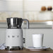 EAN 8017709316136 - Smeg MFF11WHEU espumador o calentador de leche Calentador/espumador de leche automático Blanco imagen 8