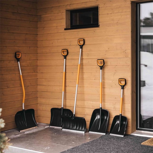 EAN 6411501410276 - Fiskars 1057178 pala y paleta Pala de nieve Metal Negro, Naranja imagen 2