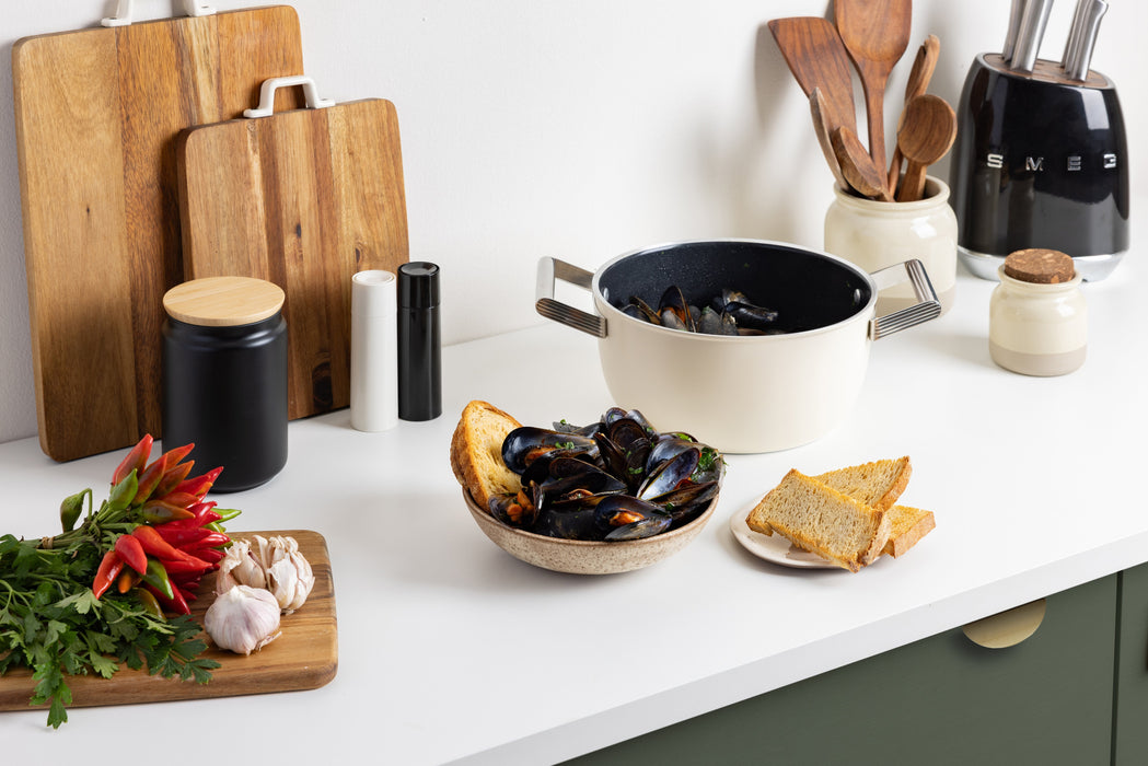 Smeg Csf2412crm Kasserolle, 24 Cm, Keramik, Edelstahlgriff, Cremefarben Matt