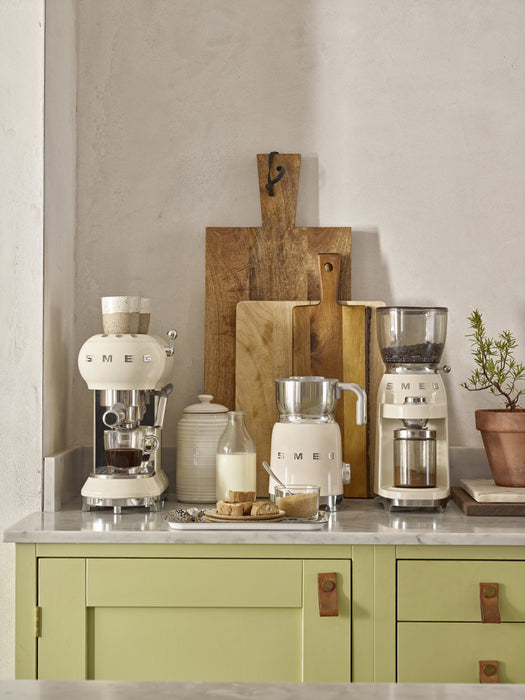EAN 8017709316075 - Smeg MFF11CREU espumador o calentador de leche Automatic milk frother/warmer Crema de color imagen 12