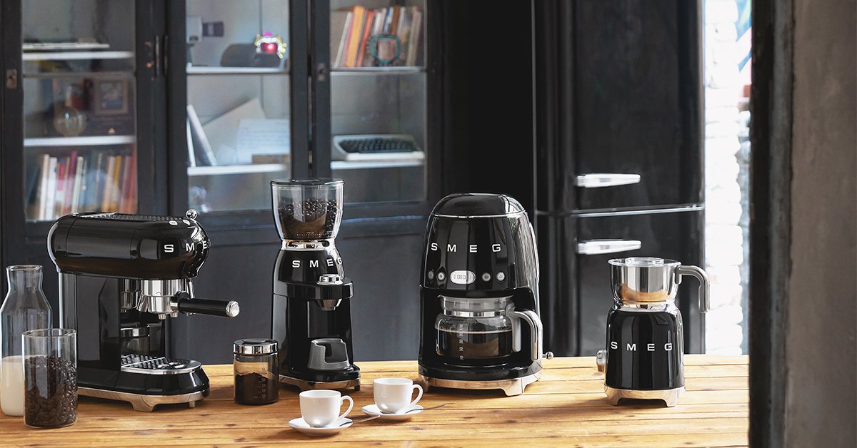 EAN 8017709316082 - Smeg MFF11BLEU espumador o calentador de leche Automatic milk frother/warmer Negro imagen 8
