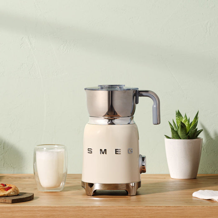 EAN 8017709316075 - Smeg MFF11CREU espumador o calentador de leche Automatic milk frother/warmer Crema de color imagen 8