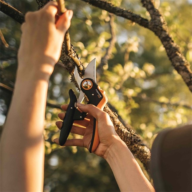 EAN 6411501111173 - Fiskars Plus PowerLever P721 tijeras de podar Evitar Negro, Naranja imagen 3