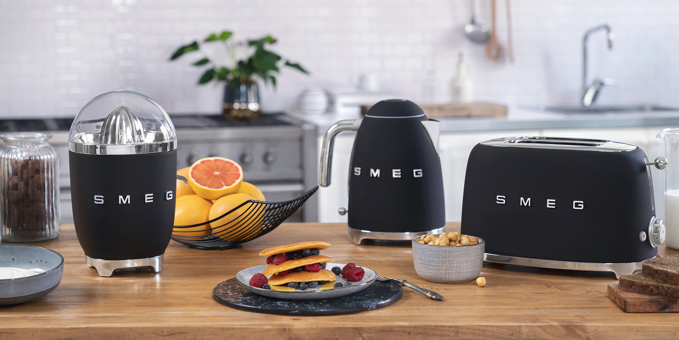 EAN 8017709290795 - Smeg KLF03BLMEU tetera eléctrica 1,7 L 2400 W Negro imagen 12