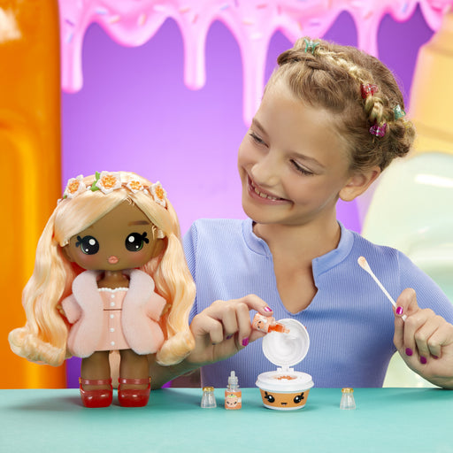 EAN 0035051120797 - MGA Entertainment Yummiland Large Doll + Lipgloss Pet- Piper Peach imagen 2