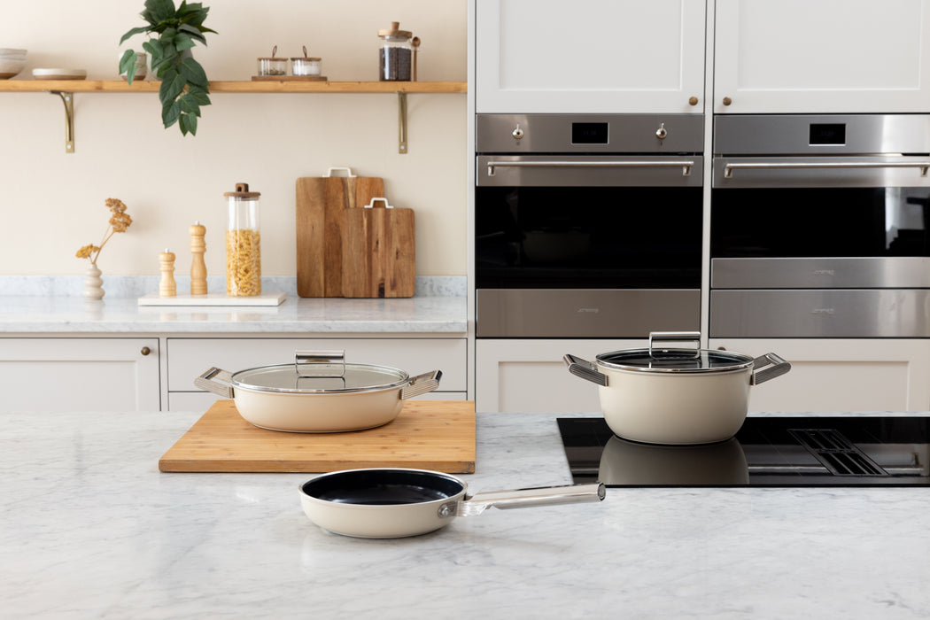 EAN 8017709355913 - Smeg CSF2412CRM batería de cocina Crema de color Aluminio, Acero inoxidable 5,4 L 24 cm imagen 14