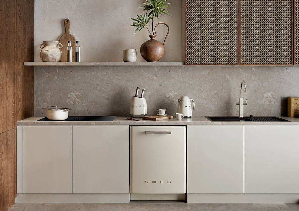 EAN 8017709227852 - Smeg KLF03CREU tetera eléctrica 1,7 L 2400 W Crema de color imagen 18